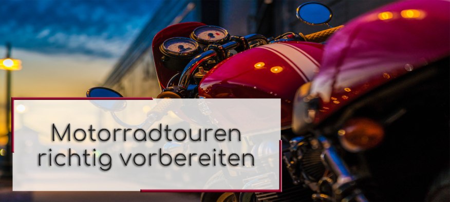 Titelbild mit einem roten Motorrad in der Abenddämmerung. Im Textfeld steht geschrieben: Motorradtouren richtig vorbereiten.