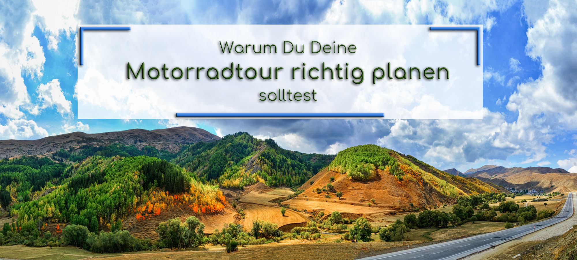 Eine Strasse fuehrt an einer malerischen Huegellandschaft vorbei. Die Huegel sind mit Wald bedeckt. Der Himmel ist blau mit weissen Wolken. Im Textfeld steht geschrieben: Warum Du Deine Motorradtour richtig planen solltest.