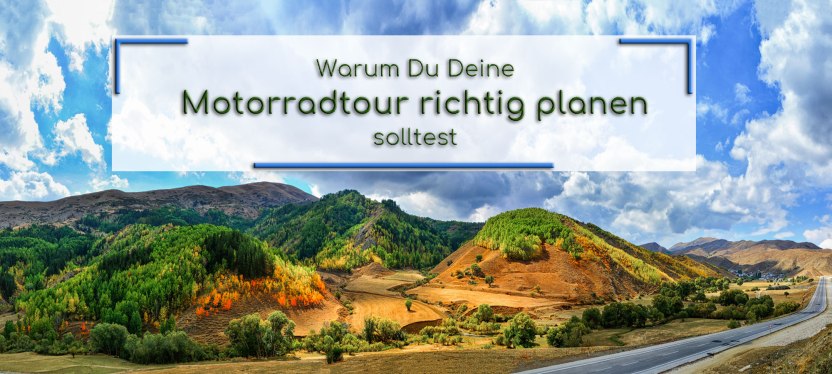 Eine Strasse fuehrt an einer malerischen Huegellandschaft vorbei. Die Huegel sind mit Wald bedeckt. Der Himmel ist blau mit weissen Wolken. Im Textfeld steht geschrieben: Warum Du Deine Motorradtour richtig planen solltest.