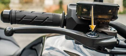 Bremshebel und Kupplungshebel Weite anpassen