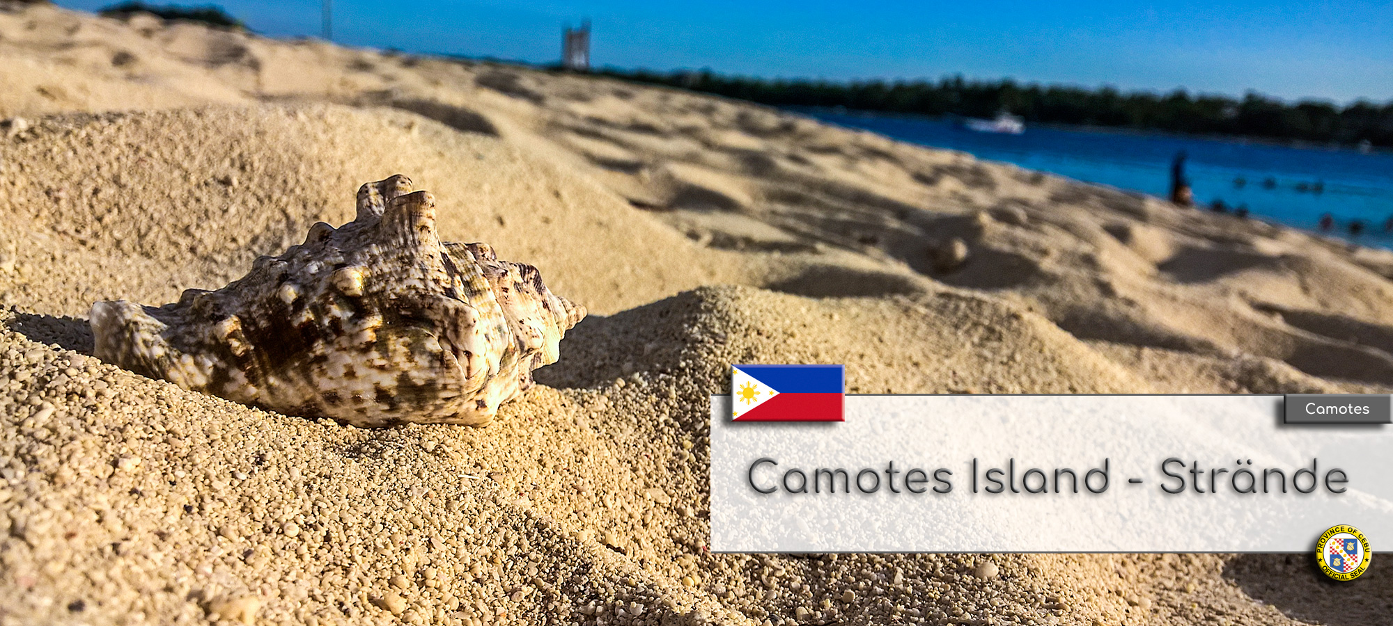 Der Strand von Tulang Island in der Sonnenuntergangsstimmung. Im Vordergrund ist eine schoene Muschel die auf dem Sand liegt zu sehen. Im Hintergrund sieht man Palmen und das Meer. Im Textfeld steht geschrieben: Camotes Island Straende. Wappen der Philippinen und der Provinz Cebu.