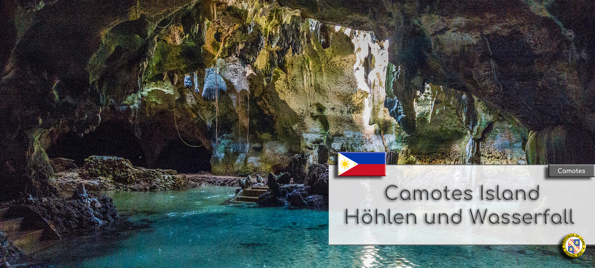Das Innere der Bukilat Cave mit dem kleinen See. Durch Loecher in der Decke faellt Sonnenlicht in die Hoehle und spiegelt sich im Wasser. Im Textfeld steht geschrieben: Camotes Island Hoehlen und Wasserfaelle. Wappen der Philippinen und der Provinz Cebu.
